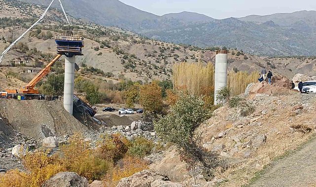 Diyarbakır'ın Kulp ilçesinde köprü inşaatında meydana gelen çökme sırasında yaralanan 4 kişi hastaneye sevk edilirken, 2 kişiyi enkaz altından çıkarma çalışmaları devam ediyor.