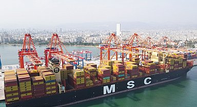 Dünyanın en büyük konteyner gemisi Mersin Limanı'na geldi