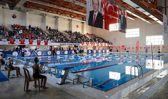 Düzce'de 250 sporcu şampiyon olmak için kulaç attı