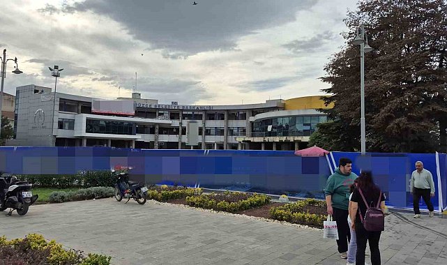 Düzce'de yıkım çalışması süren belediye binasında yangın