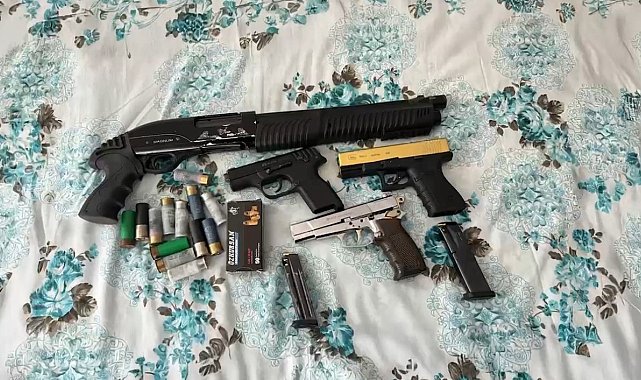 Edirne'de evden ruhsatsız tabancalar ve mühimmat çıktı