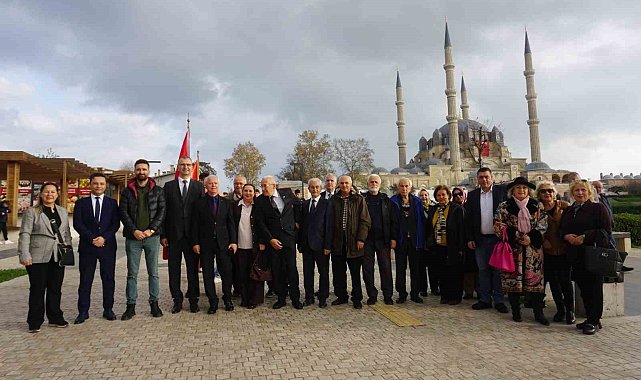 Edirne'de Ticaret Lisesi mezunları Selimiye'nin gölgesinde buluştu
