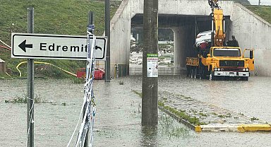 Edremit'te sağanak yağış hayatı felç etti
