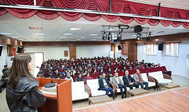 Eğil Belediyesi lise öğrencilerine etkili sınav hazırlıkları konferansı verdi