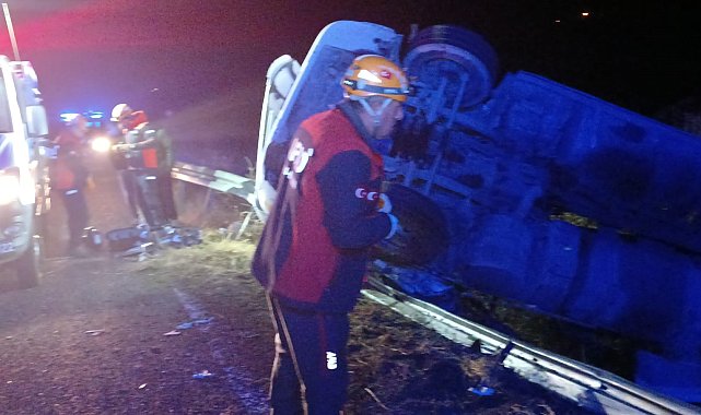 Elazığ'da bariyerlere çarpan kamyon devrildi: 1 yaralı