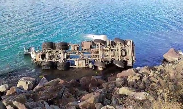 Elazığ'da beton mikseri göle uçtu: 1 yaralı