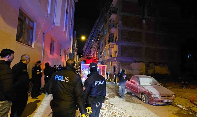 Elazığ'da çatı yangını: 1 kişi dumandan etkilendi