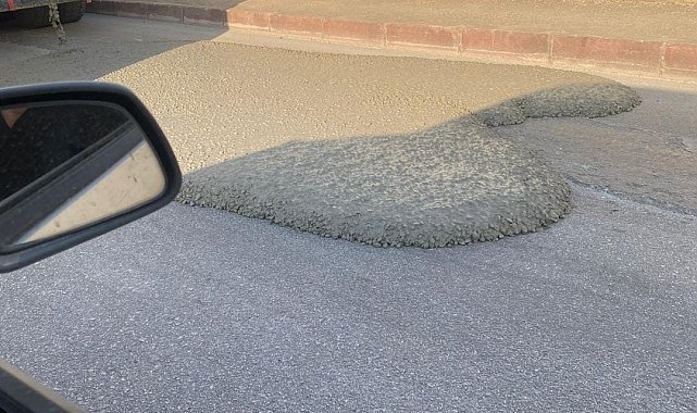 Elazığ'da mikserden taşan beton asfalt yola döküldü