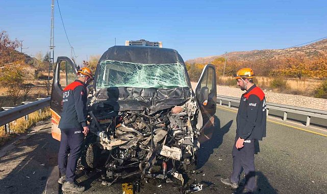 Elazığ'da minibüs ile kamyon çarpıştı: 1 yaralı