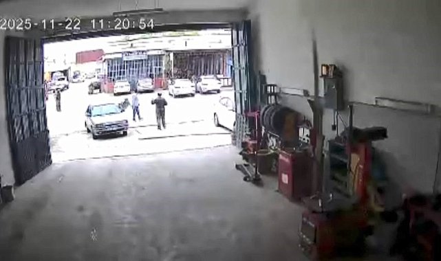 Elazığ'da motosiklet kazası güvenlik kamerasına yansıdı