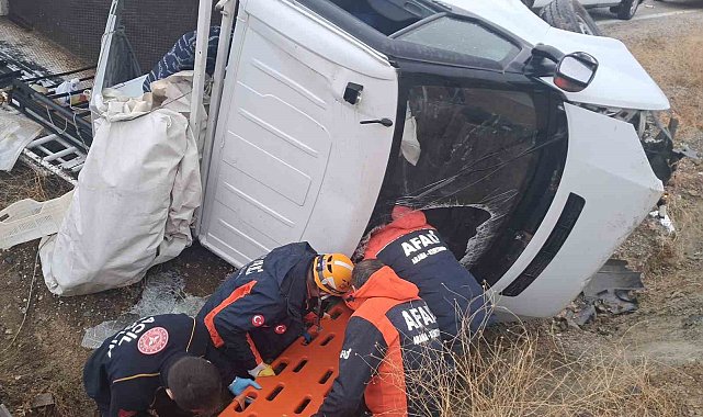 Elazığ'da pikap şarampole uçtu: 2 yaralı