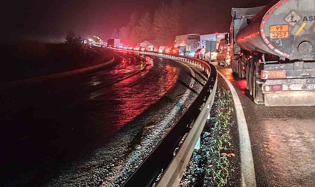 Elazığ'da tır devrildi: Kilometrelerce araç kuyruğu oluştu