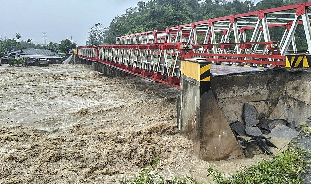 Endonezya'daki sel ve toprak kaymalarında ölü sayısı 49'a yükseldi
