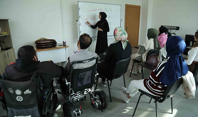 Engelsiz Yaşam Merkezi'nde dezavantajlı bireyler sosyal ve kültürel faaliyetlerle destekleniyor