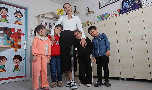 Enkazdan 46. saatte kurtarılan genç öğretmen, protez bacağıyla geri döndüğü mesleğinde minik öğrencileriyle yaşama tutundu