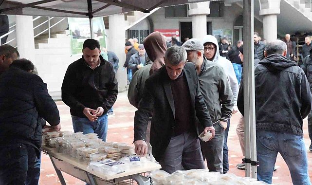 Erbaa Belediyesi şehitler için helva ikram etti