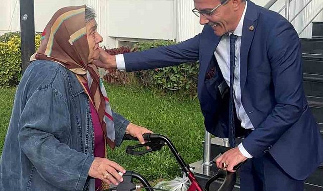 Erenler'de gönülleri ısıtan anlar: Makam aracını yaşlı kadına tahsis etti