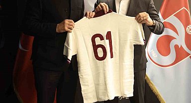 Ertuğrul Doğan, TFF Başkanı Hacıosmanoğlu'na forma hediye etti