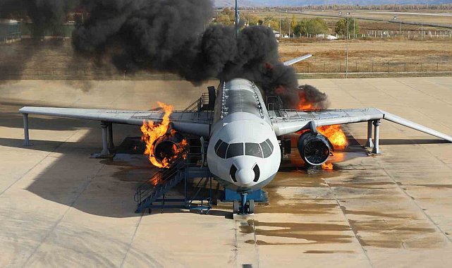 Erzincan Havalimanı'nda gerçekçi uçak yangın tatbikatı yapıldı