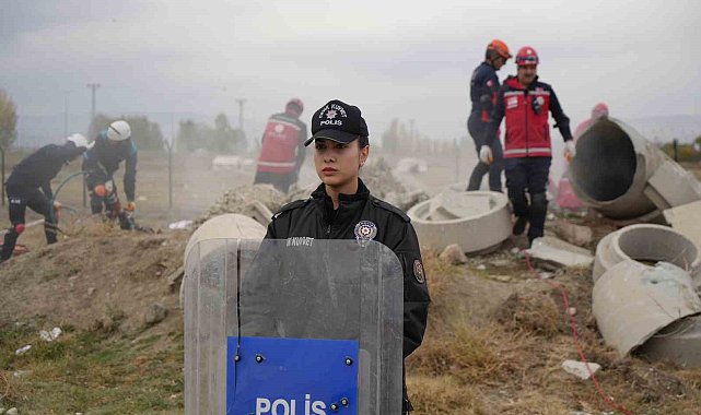 Erzincan'da 6,4 büyüklüğünde deprem tatbikatı gerçeğini aratmadı