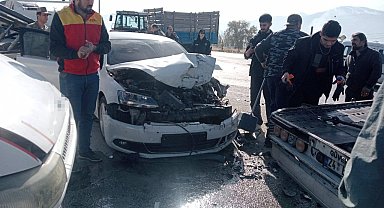 Erzincan'da askeri araç, traktör ve otomobil çarpıştı: 2 yaralı