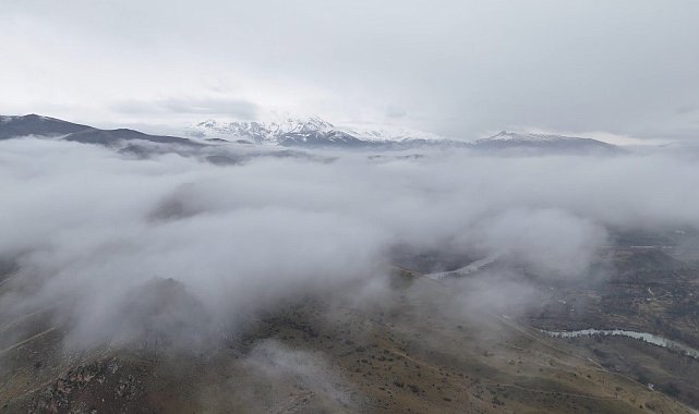 Erzincan'da sis bulutları doğayı masalsı bir görünüme bürüdü