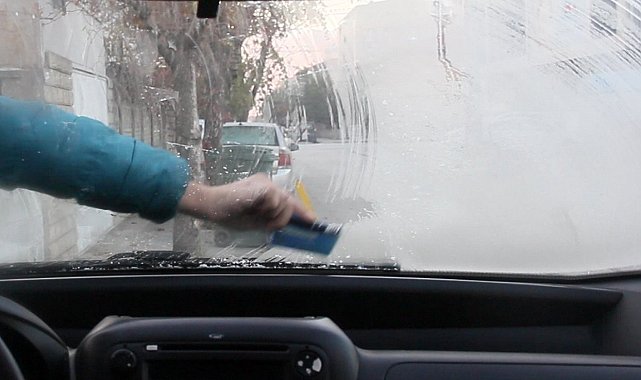 Erzincan'da soğuk hava etkili oldu: Araç camları buz tuttu