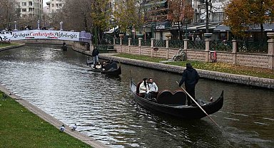 Eskişehir'de soğuk havaya rağmen gondol keyfi yaptılar