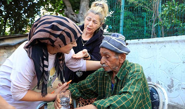 Evde çıkan yangında yaşlı çiftin yardımına komşuları koştu