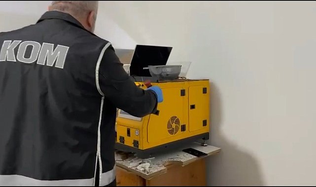 Evin odalarını sigara imalathanesine çevirmişler