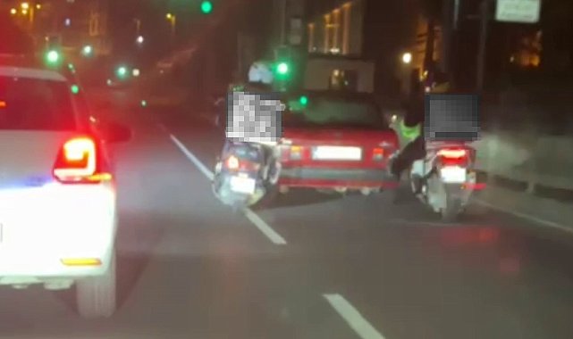 Eyüpsultan'da arızalanan otomobili motokuryeler ayaklarıyla itti