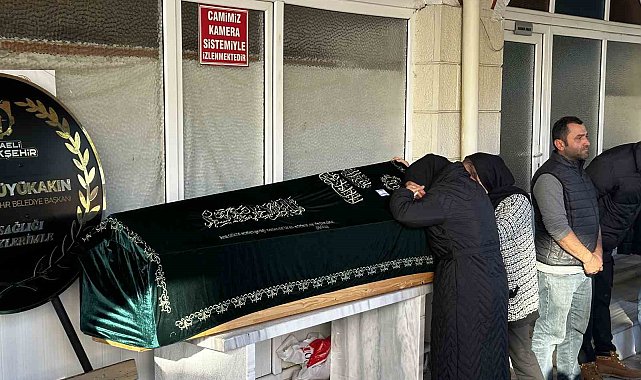 Fabrika yangınında ağır yaralanmıştı: Hastanede hayatını kaybeden Yıldız, son yolculuğuna uğurlandı