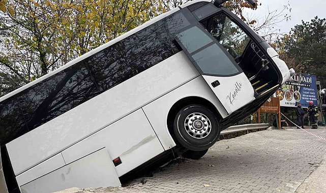 Facianın eşiğinden dönüldü: Tur otobüsü şarampole düştü