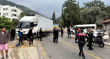 Fethiye'de freni patlayan kamyon, öğrenci servisine çarptı