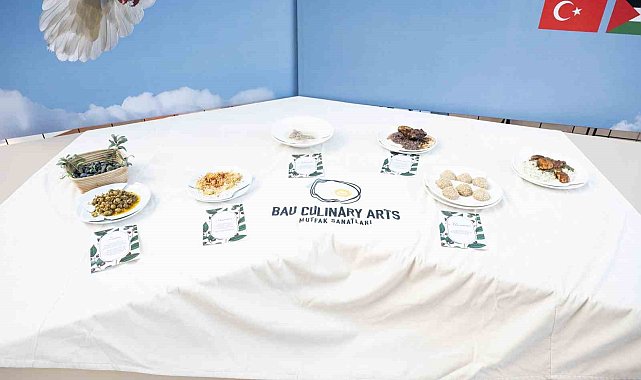 Filistin'le dayanışmada yemekler kırık tabaklarda sergilendi