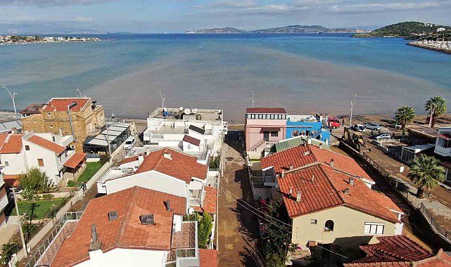 Foça'da sel suları denizin rengini değiştirdi