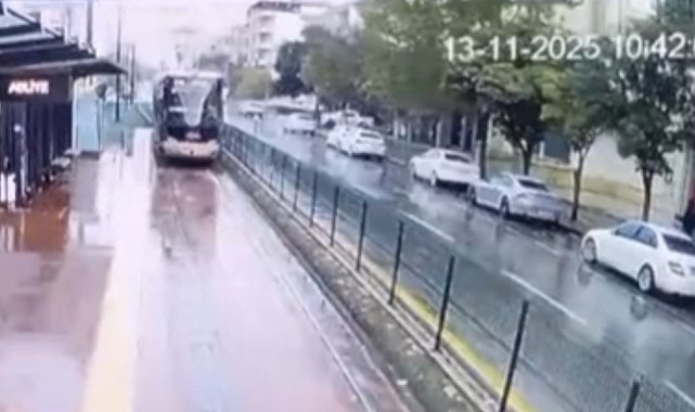 Gaziantep'te tramvaya yıldırım isabet etme anı kamerada