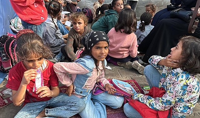 Gazze'de çocuklar enkaza dönen okullarda ders başı yaptı