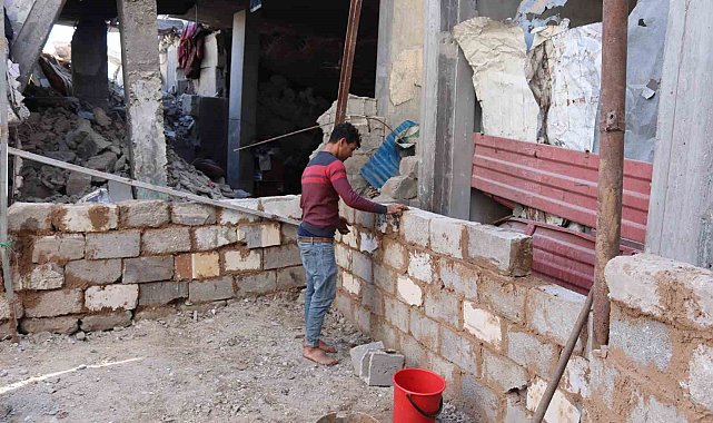 Gazzeli Hasaballah, İsrail saldırılarında yıkılan evini çamur ve taşlarla yeniden inşa ediyor