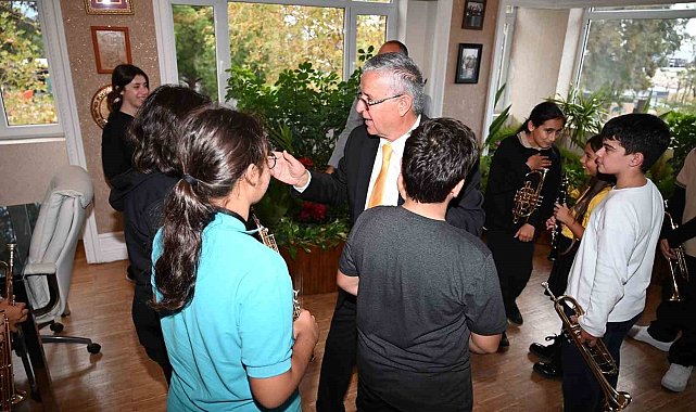 Geleceğin müzisyenlerinden Başkan Topaloğlu'na Öğretmenler Günü sürprizi