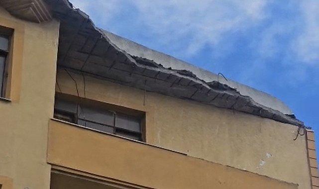 Gelibolu'da 5 katlı binanın çatısının bir kısmı çöktü
