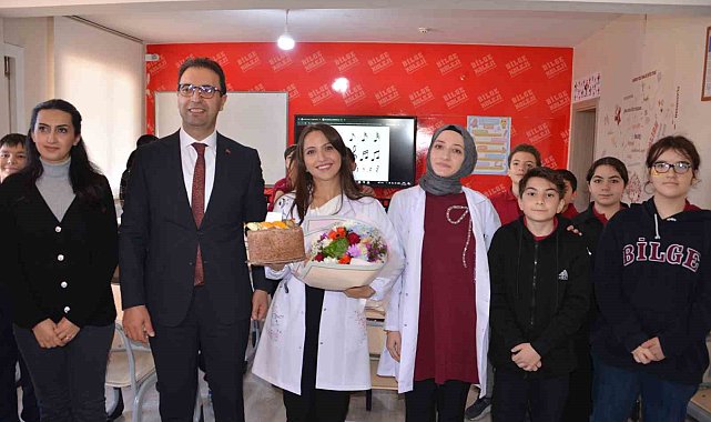 Genç öğretmene anlamlı tören: Müzik Öğretmeni Hacer İçoğlu ilk cübbesini giydi