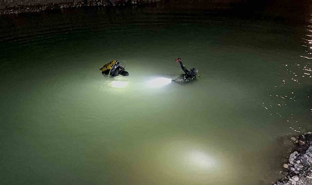 Gölete düşen kamyonet ekipleri harekete geçirdi