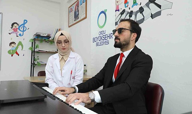 Görmeyen gözlerle değil, hisseden kalple çalıyor