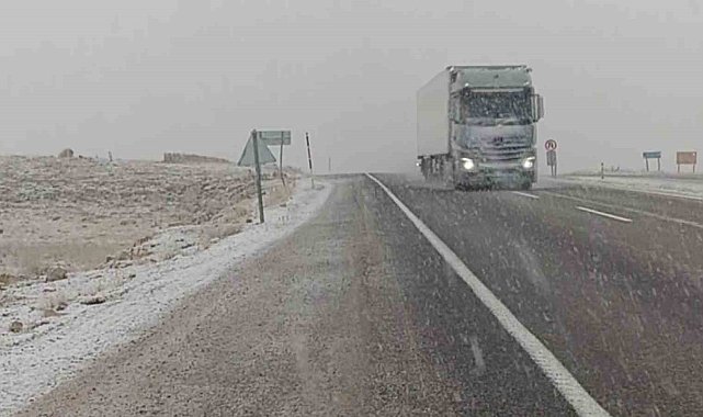 Gürün'de kar yağışı etkili oldu, görüş mesafesi yer yer 50 metreye düştü