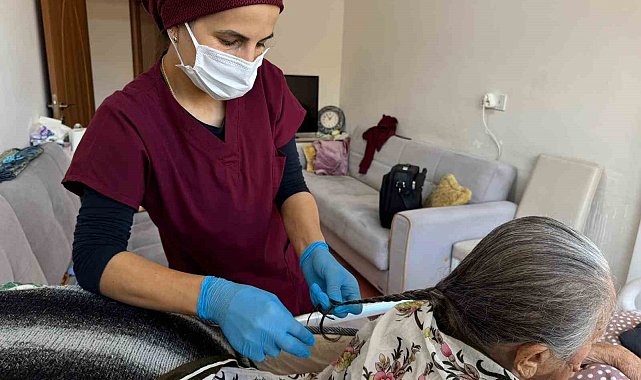Hacılar'da evde bakım hizmeti gönüllere dokunuyor