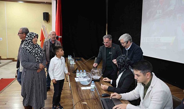 Hacılar'da merakla beklenen konut kura çekimi yapıldı