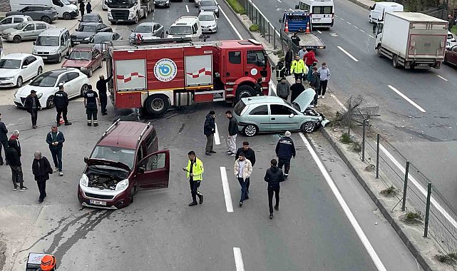 Hafif ticari araç ile otomobil çarpıştı: Yol trafiğe kapandı