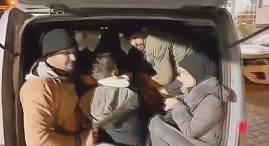 Hafif ticari araca tıka basa doldurulan 13 göçmen yakalandı