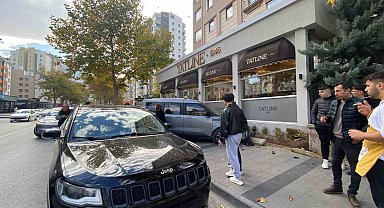 Hafif ticari araçla jeep çarpıştı